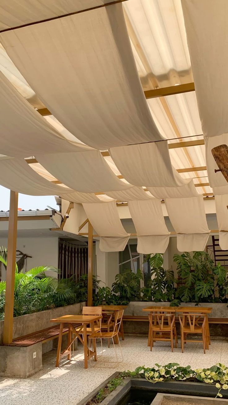 Outdoor & Cafe